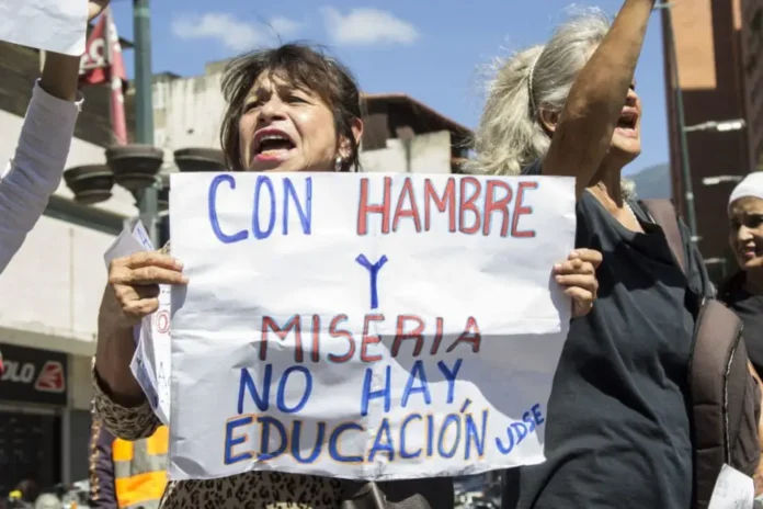 Los maestros insisten en su lucha por mejores remuneraciones Foto referencial