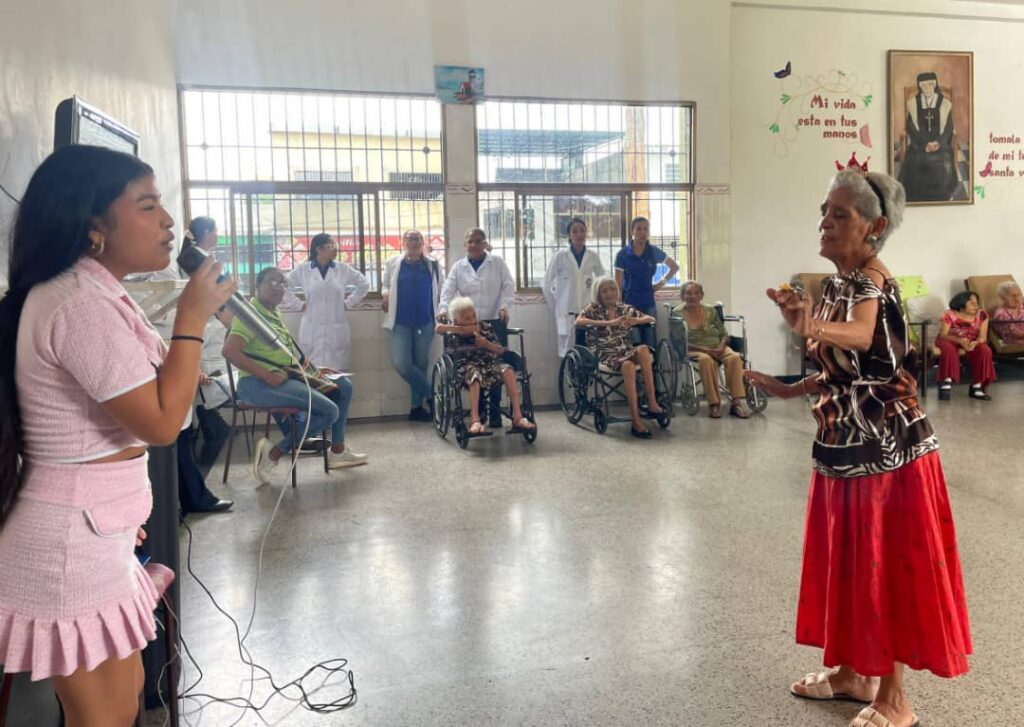 Los temas interpretados por la vocalista Angely Escalona pusieron a bailar a las abuelitas de la Casa Hogar