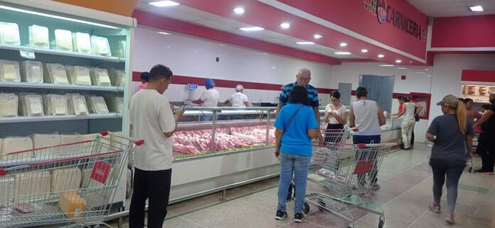 Mientras los comerciantes están a diario cambiando precios, los consumidores van sacando cuentas a ver qué pueden comprar