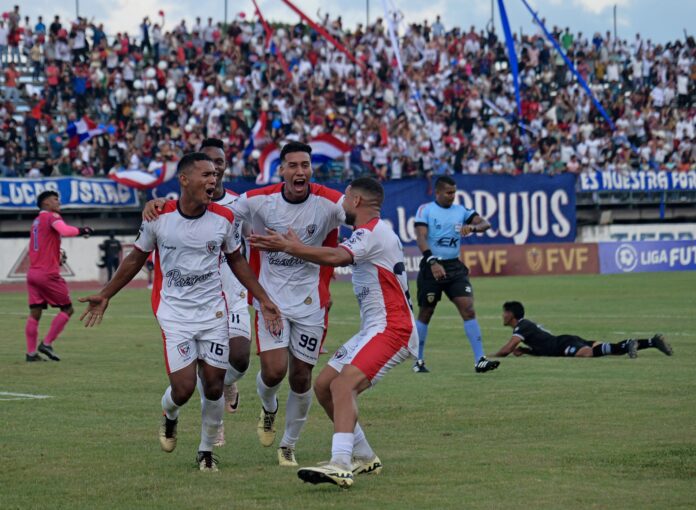 Momento de celebración cuando Herrera anotó el único gol de la jornada