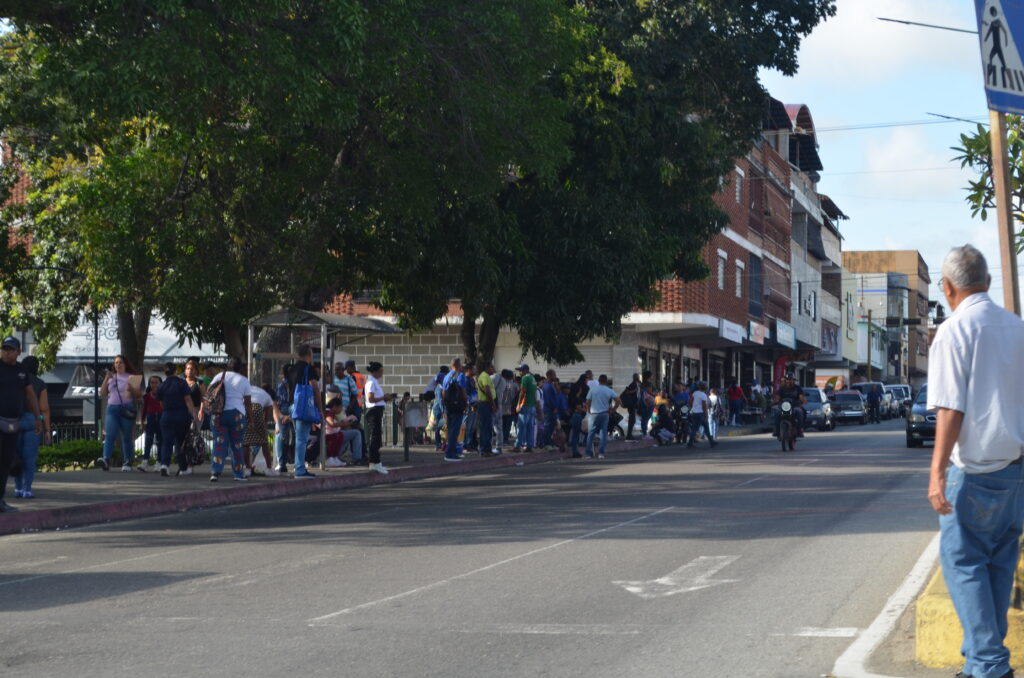 Pasajeros tuvieron que buscar otras alternativas