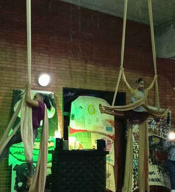 Piso Aéreo presentó la danza sobre telas acrobáticas