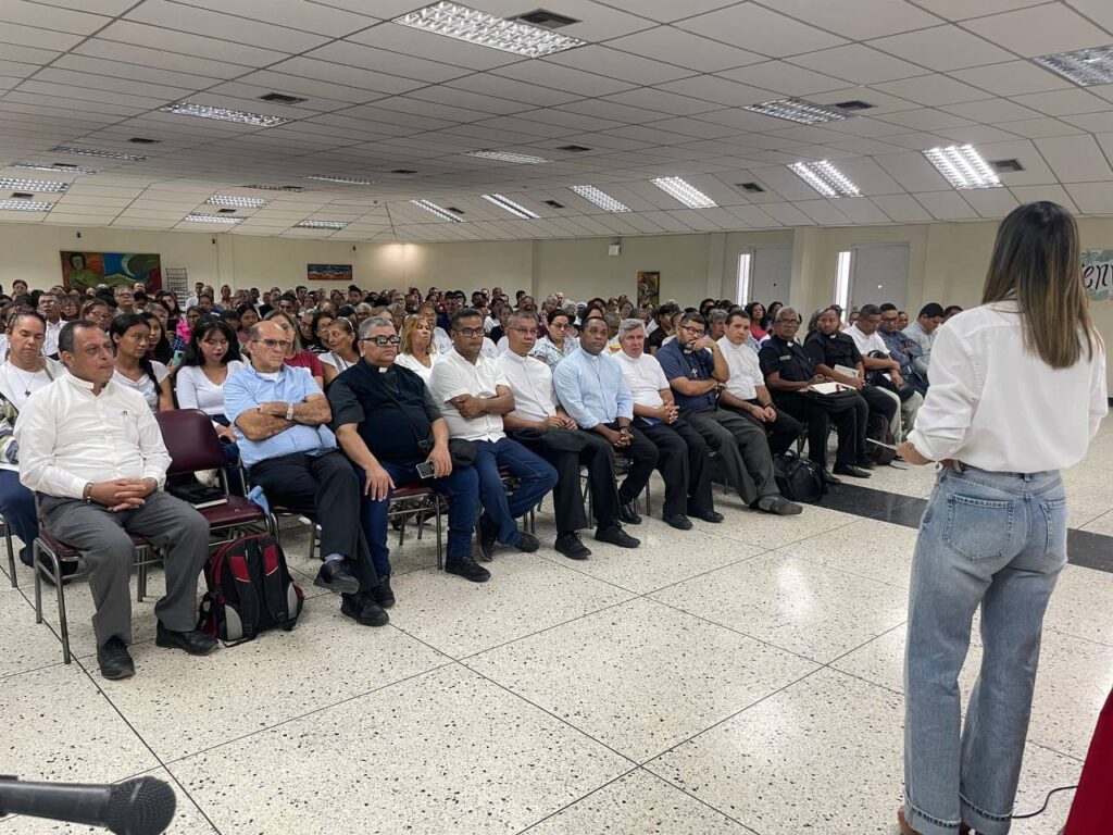 Sacerdotes que hacen vida en la entidad participaron en el taller