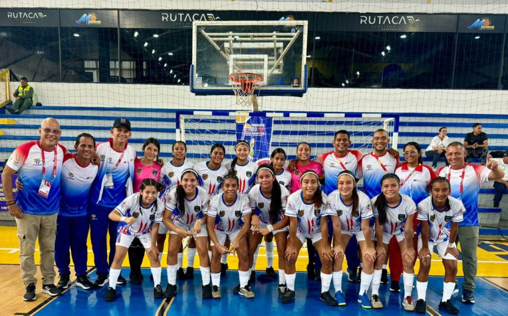 El equipo femenino de futsal debutó con una victoria