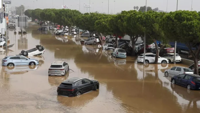 Las inundaciones mantienen a decenas de personas desaparecidas en distintas localidades