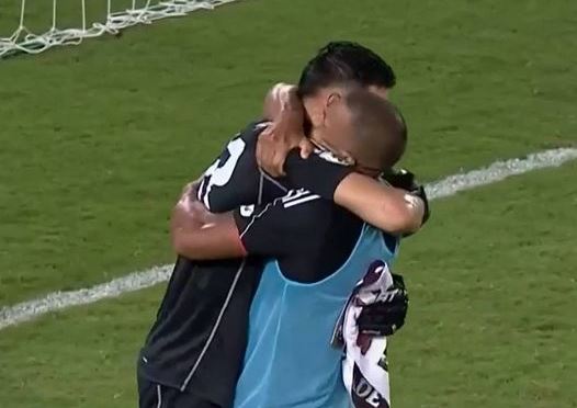 El abrazo entre Rafa Romo y Salomón Rondón tras el empate ante Brasil