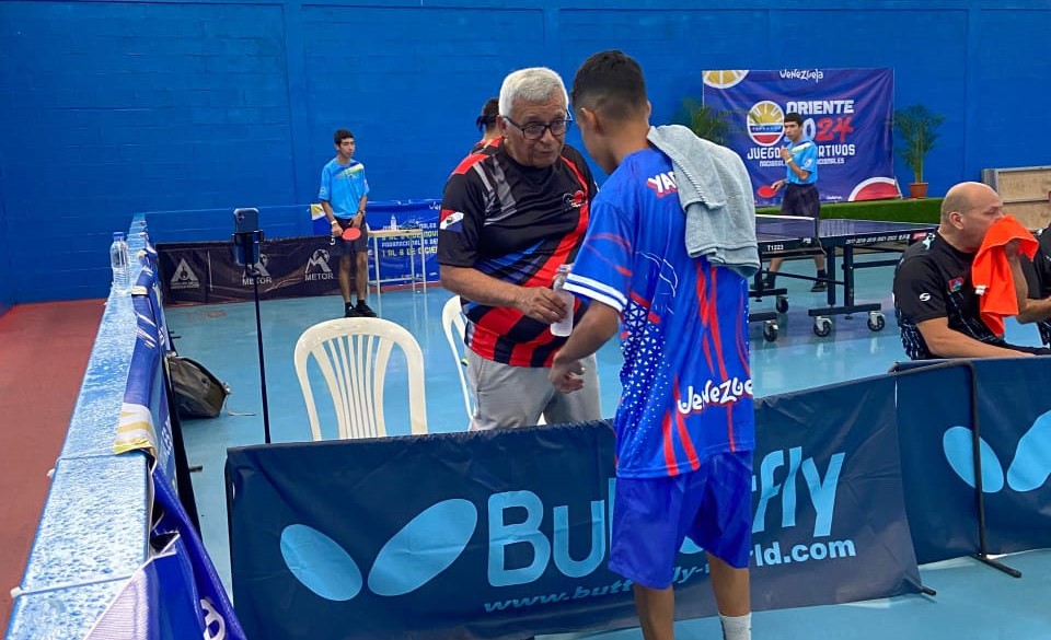 Recibiendo instrucciones de su entrenador Guillermo Osorio durante los Juegos Deportivos Paranacionales