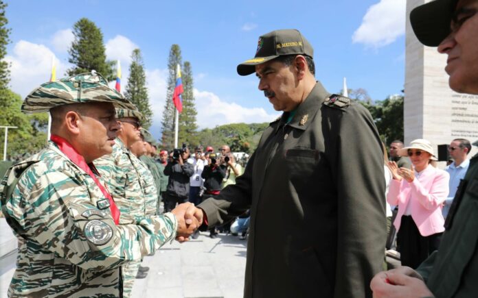 Maduro entrega condecoraciones a los oficiales que participaron en la Operación Cumanacoa