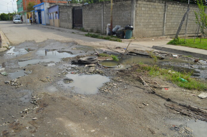 El agua contaminada queda empozada en gran parte de la calle