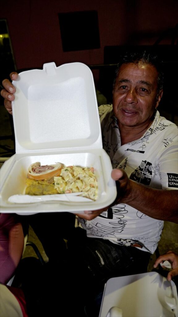 El plato navideño fue elaborado por cientos de personas que se sumaron a la actividad