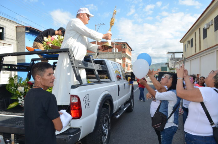 El rector del Santuario Nacional entregó la virgen