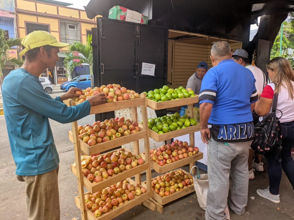 Hay negocios que tienen la manzana en Bs. 20 y otros en Bs. 35 cada una