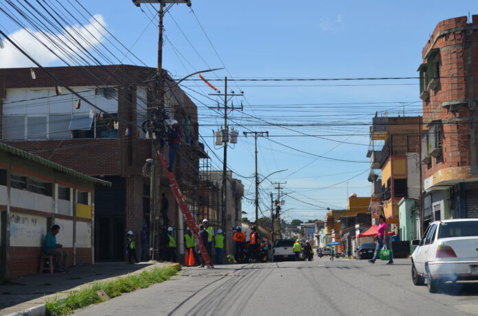 Las cuadrillas de Corpoelec laboraron desde temprano para restablecer el servicio