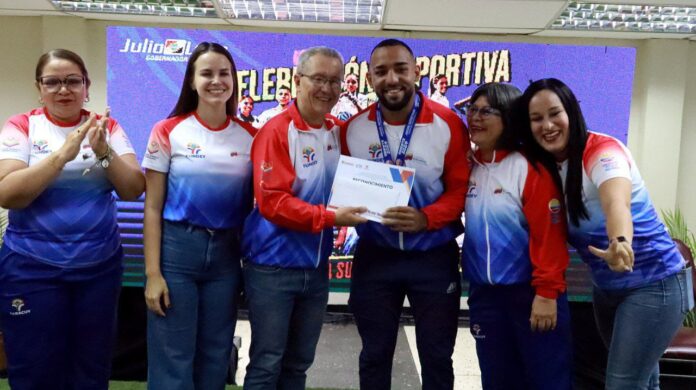 Los atletas recibieron los premios en metálico