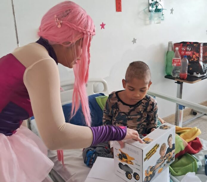 Niños sonrieron ante la entrega de juguetes