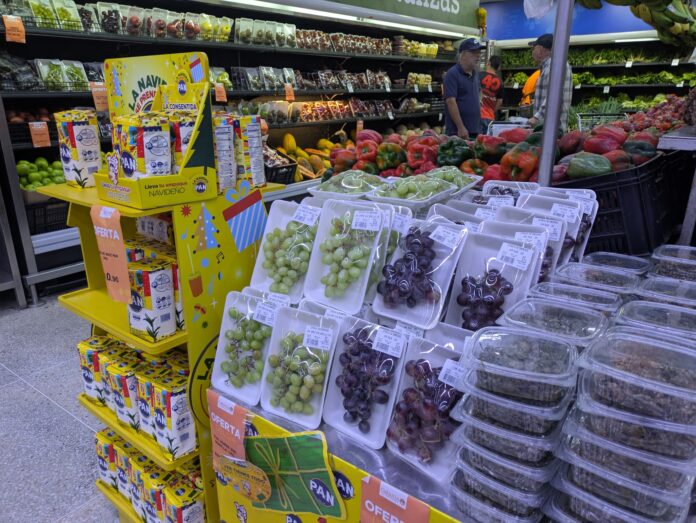 Supermercados ofrecen la tradicional fruta para pedir los deseos