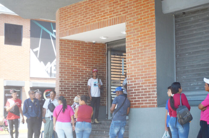 Los trabajadores del Banco de Venezuela están abocados a la atención de los casos, los cuales van en aumento