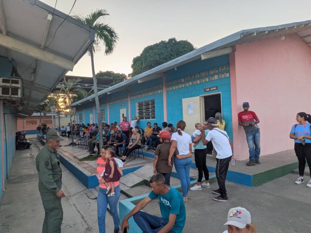 Electores se encuentran esperando para ejercer el voto desde tempranas horas de la tarde