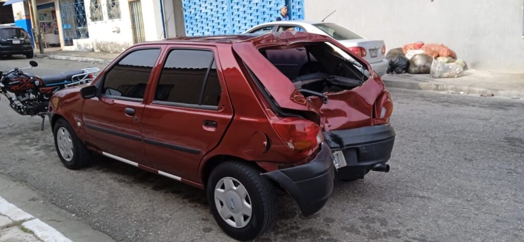 El vehículo al que chocó el motorizado