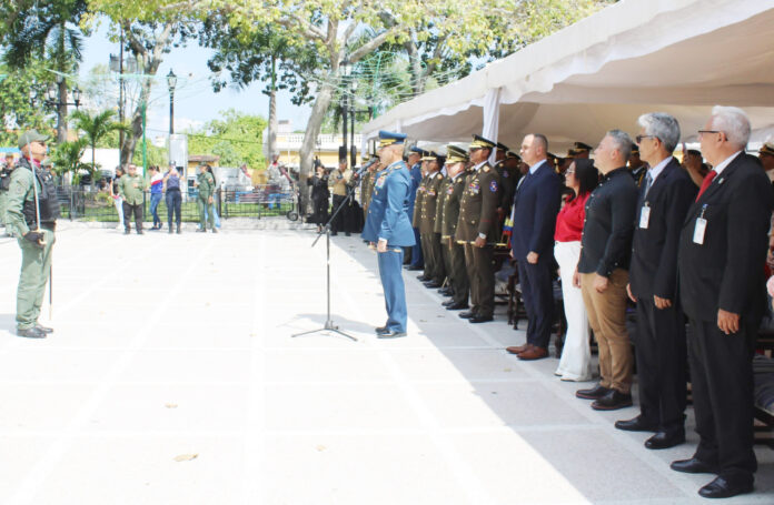 En la plaza Bolívar de San Felipe rindieron honores