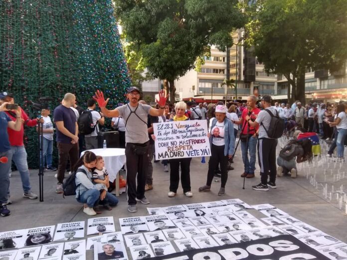 Algunos de los asistentes a la vigilia se pintaron las manos y cara de rojo, como solicitó el Comando Con Vzla