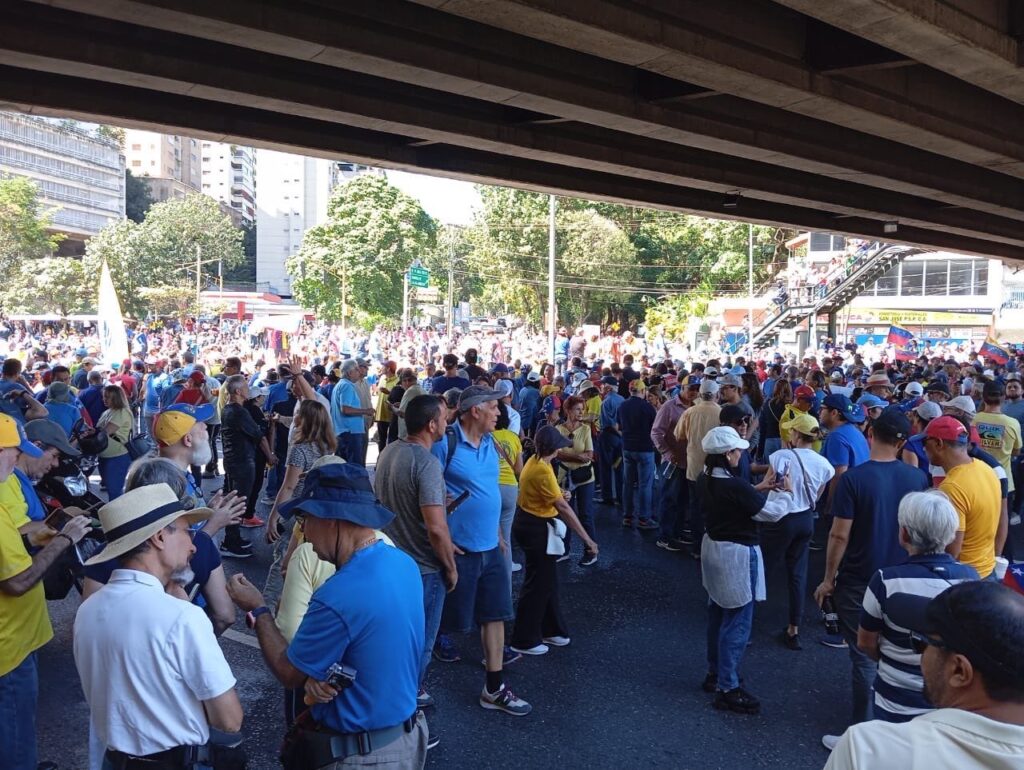 Manifestantes se reunieron en el disstribuidor Santa Fe