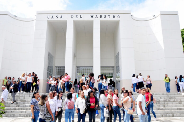 Lenyis Martínez, directora de la Zona Educativa (ZE), aseguró el pasado 15 de enero, durante los actos en honor al_Día del Maestro, que los docentes yaracuyanos tienen muy arraigado el compromiso con el cumplimiento del derecho a la educación. Ante los reclamos de gremios sobre el retraso de la firma de la contratación colectiva, afirmó que esta se hará en su momento. “Vienen cosas buenas para el sector educativo”, puntualizó.