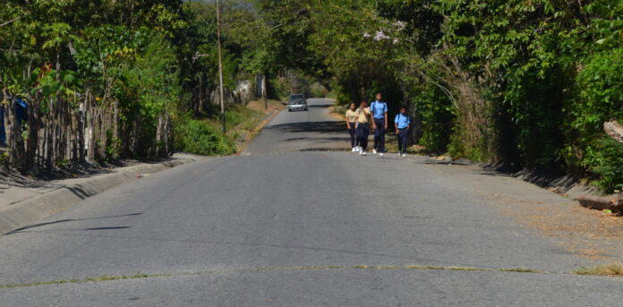 A diario los estudiantes tienen que trasladarse caminando