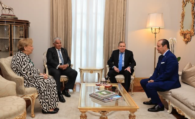 Aspecto de la reunión sostenida en el Salón Amarillo del Palacio de Las Garzas