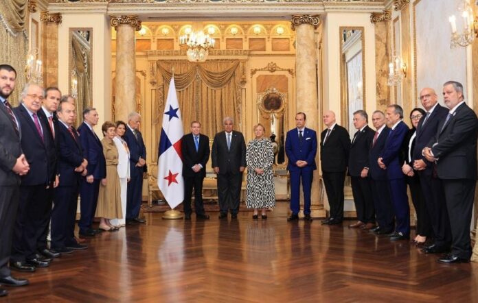 En el palacio presidencial de Panamá también estuvieron expresidentes de la región