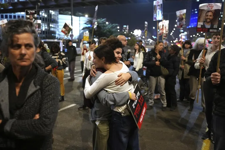 Familiares y amigos de personas asesinadas y secuestradas por Hamas y llevadas a Gaza participan en una manifestación en Tel Aviv