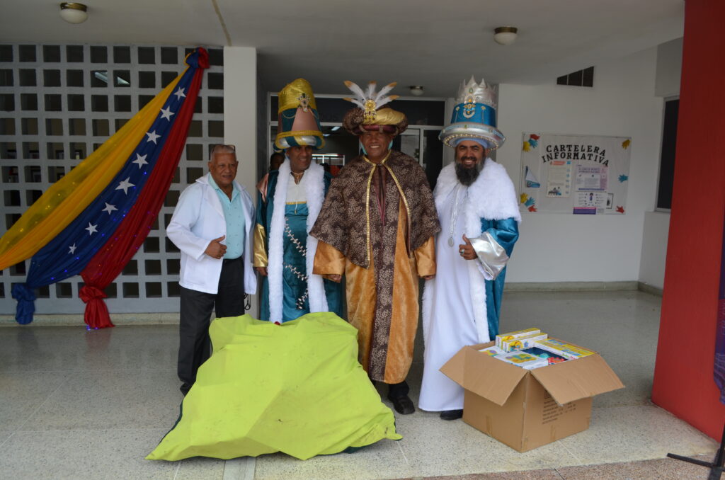 Fueron recibidos por el director del hospital