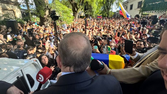 González dio un discurso a la multitud