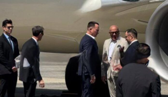 Grenell fue recibido en el aeropuerto de Maiquetía por el canciller Yvan Gil y el presidente de la AN Jorge Rodríguez