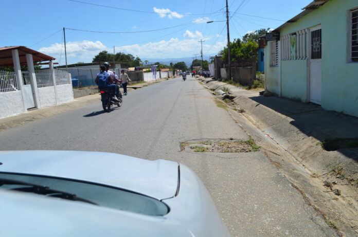 Hay baches y grietas en varios tramos de la zona