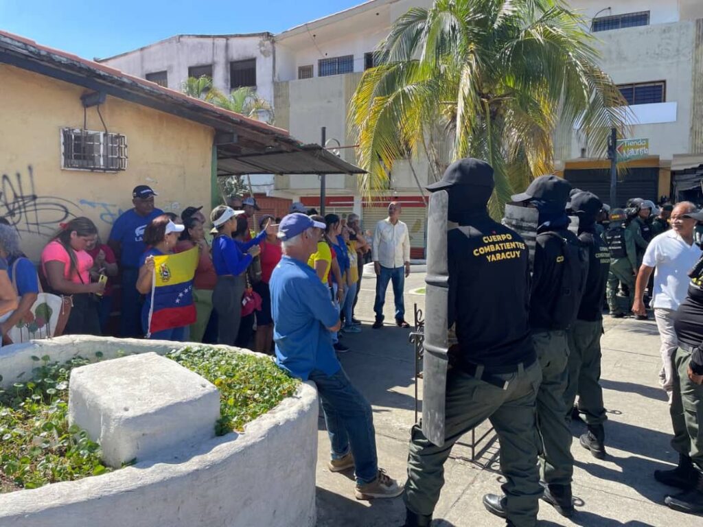 Funcionarios militares rodearon la zona y trataban de disgregar a los manifestantes