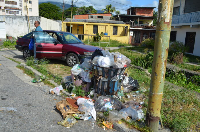 La cesta quedó pequeña para la cantidad de desechos