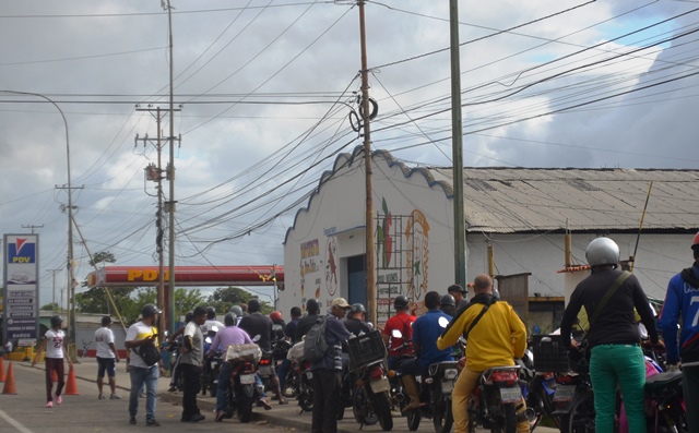 La largas colas persisten hasta para motorizados