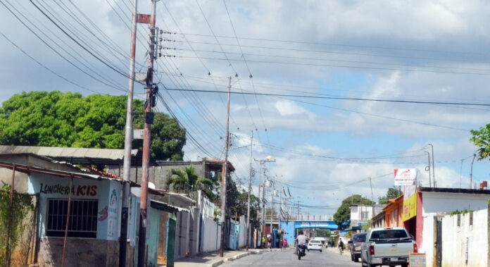 En la calle principal hay varios bombillos dañados