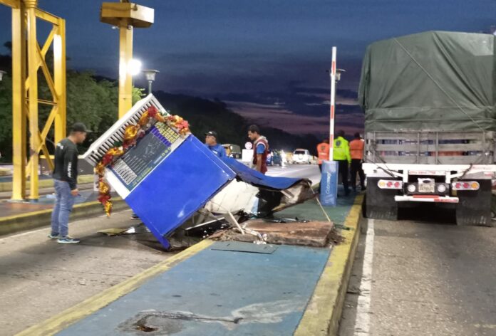 La recaudadora quedó atrapada por pocos minutos en la estructura derrumbada