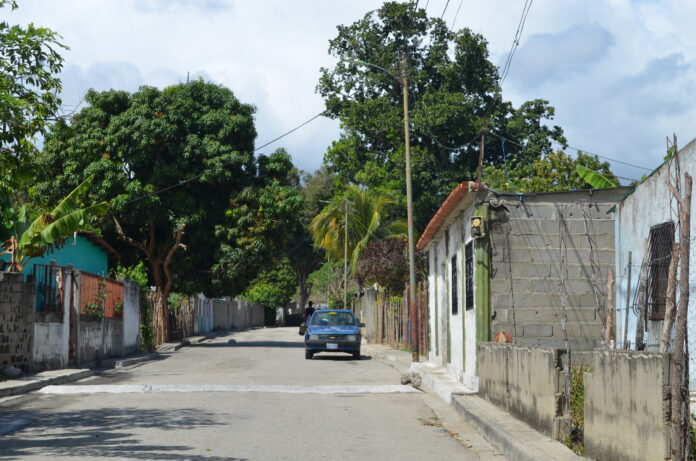 Muchos vecinos han improvisado con “postes artesanales” y bombillas en los frentes de sus casas