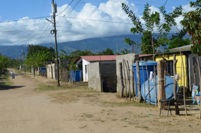 Los tanques adornan los porches de las viviendas