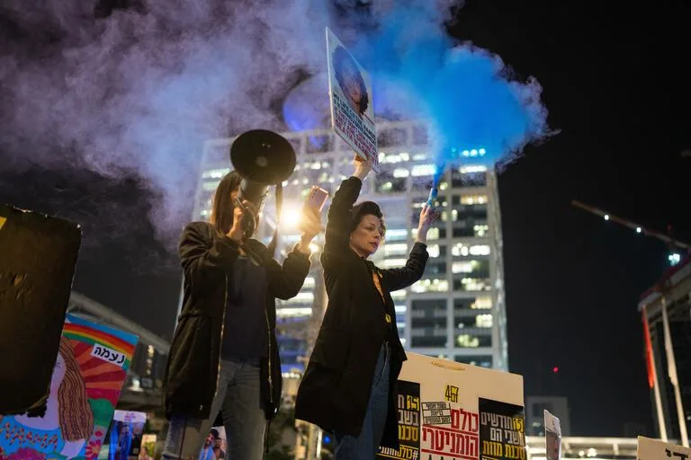 Manifestantes se concentran frente al Ministerio de Defensa israelí para pedir la liberación de los israelíes retenidos como rehenes en Gaza desde octubre de 2023