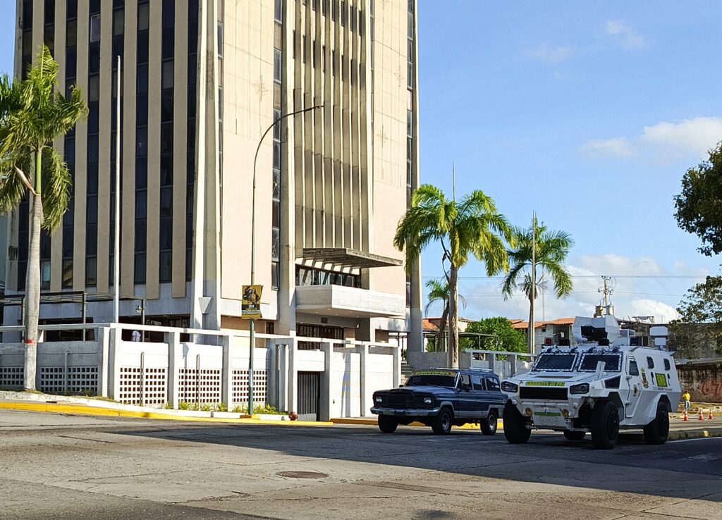 Tanquetas de la GNB custodian los alrededores de la Gobernación de Yaracuy