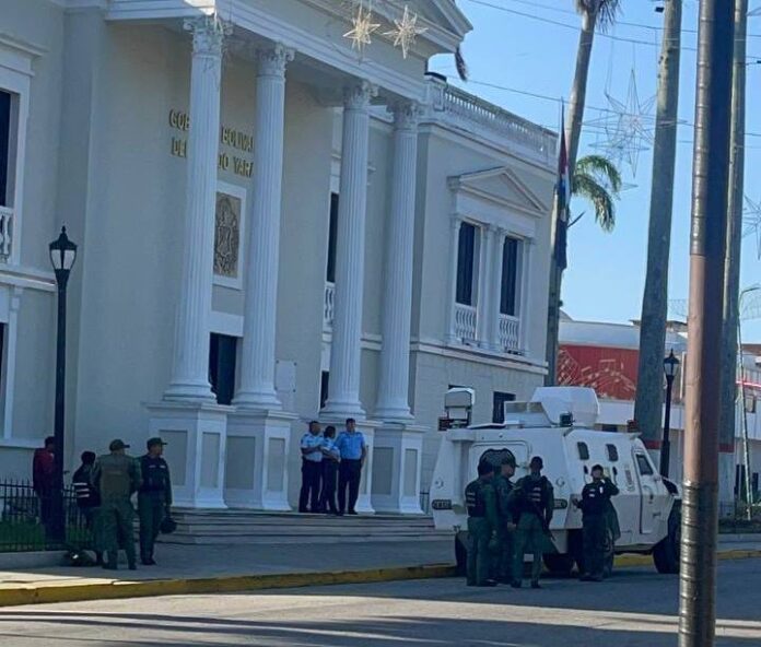 La tanqueta de la GNB se encuentra frente a la Gobernación