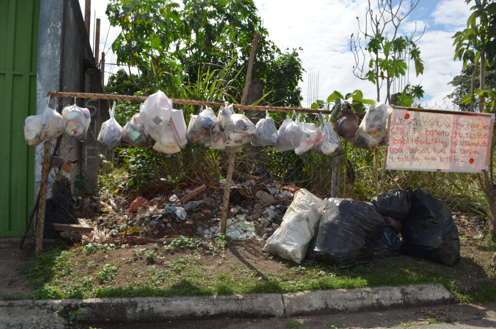 Ya no tienen espacio donde guindar las bolsas