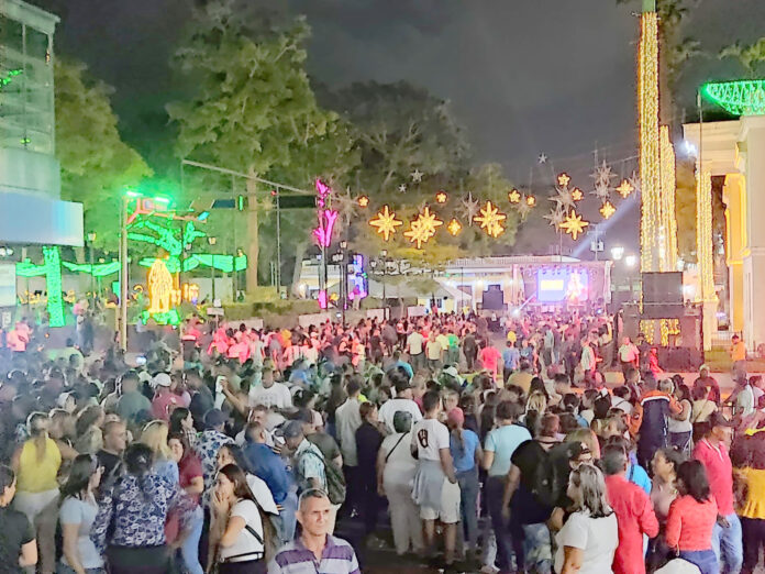 La noche del sábado 12 de enero se concentraron en la sexta avenida en San Felipe