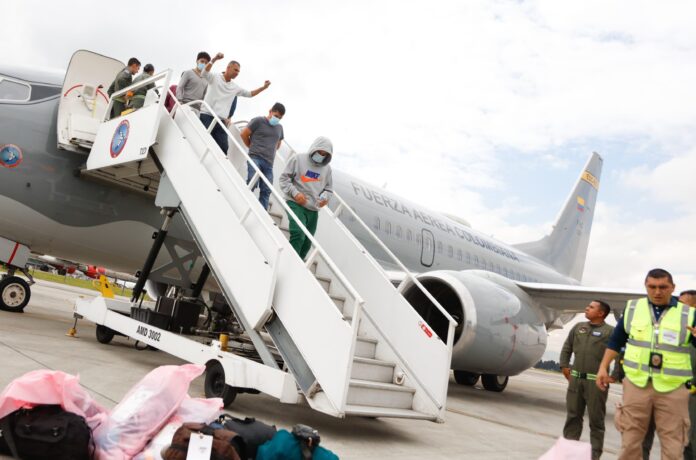 Las personas bajaron del avión y fueron puestas a disposición de las autoridades de migración de Colombia para regularizar su entrada al país. (Foto Cancillería de Colombia)