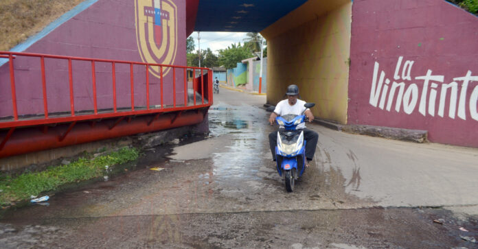 El agua comienza a desbordarse en el puente y luego recorre la quebrada