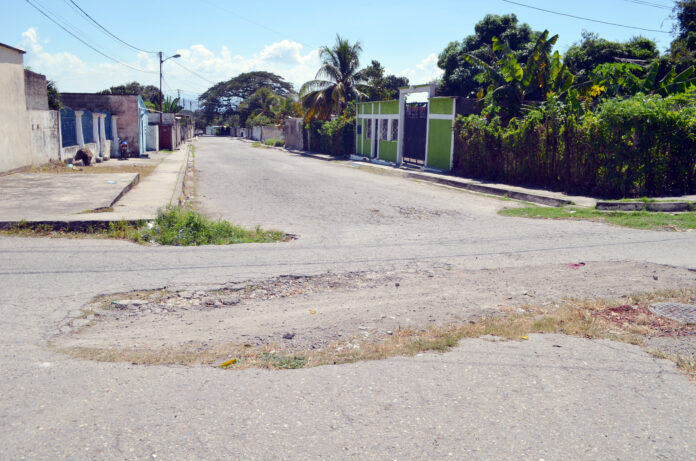 Hay baches que abarcan gran parte de la cuadra